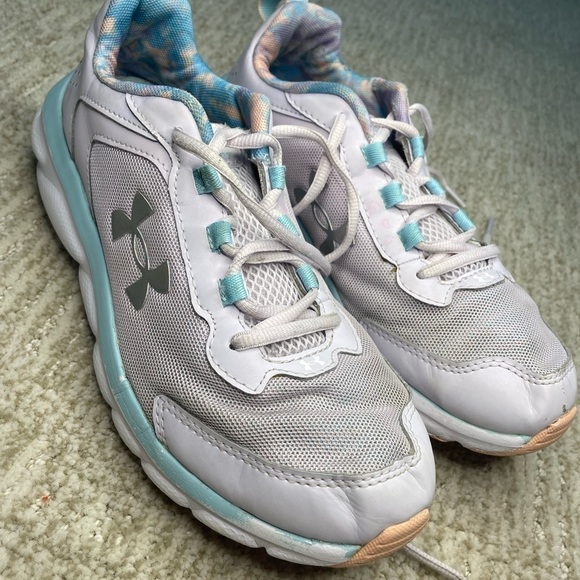 UNDER ARMOUR | Under ARMOUR Pale Purple with Iridescent Logo Sneakers, Size 7Y - Picture 4 of 5